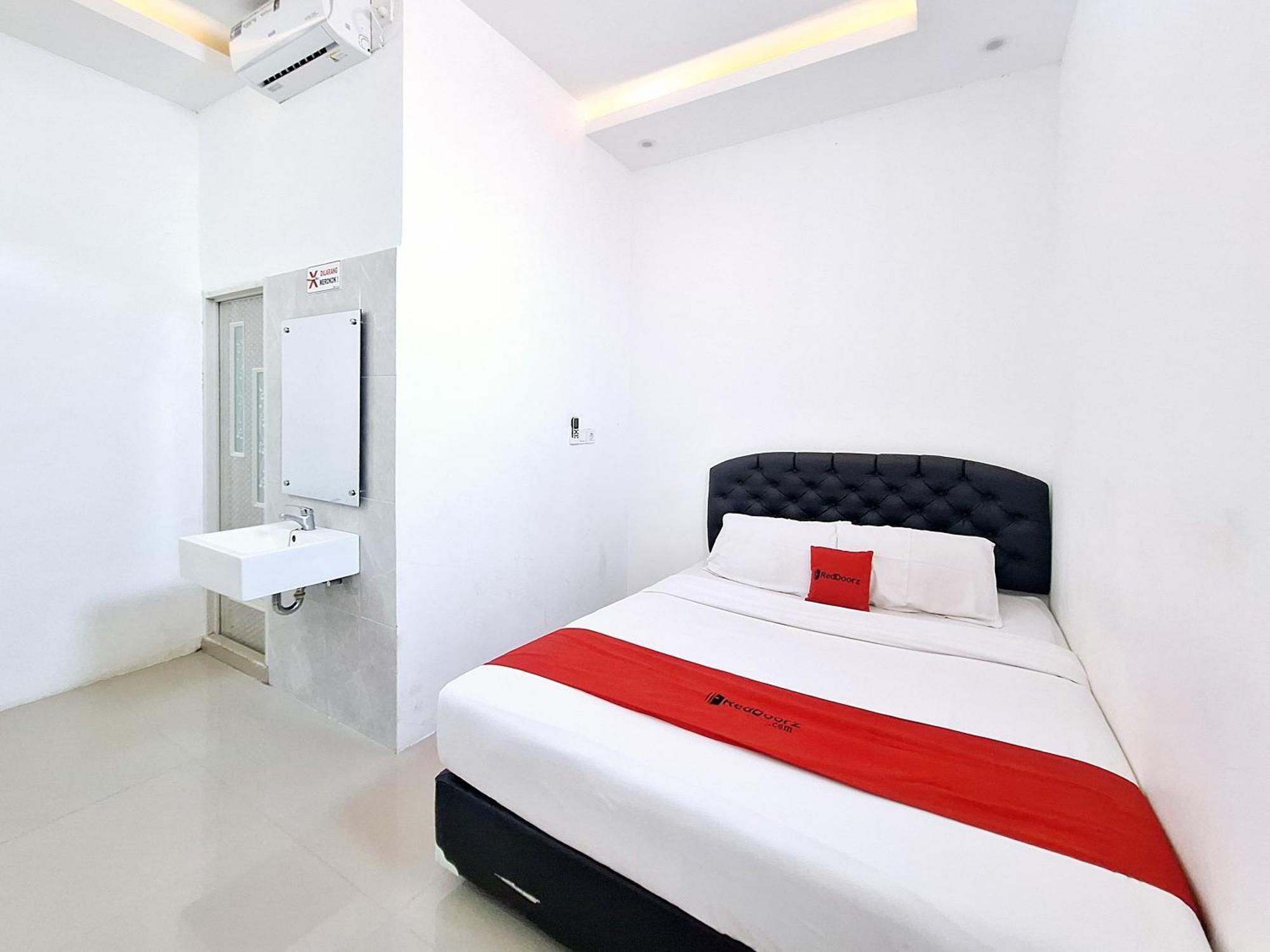 Reddoorz Near Stasiun Kediri Otel Kediri  Dış mekan fotoğraf