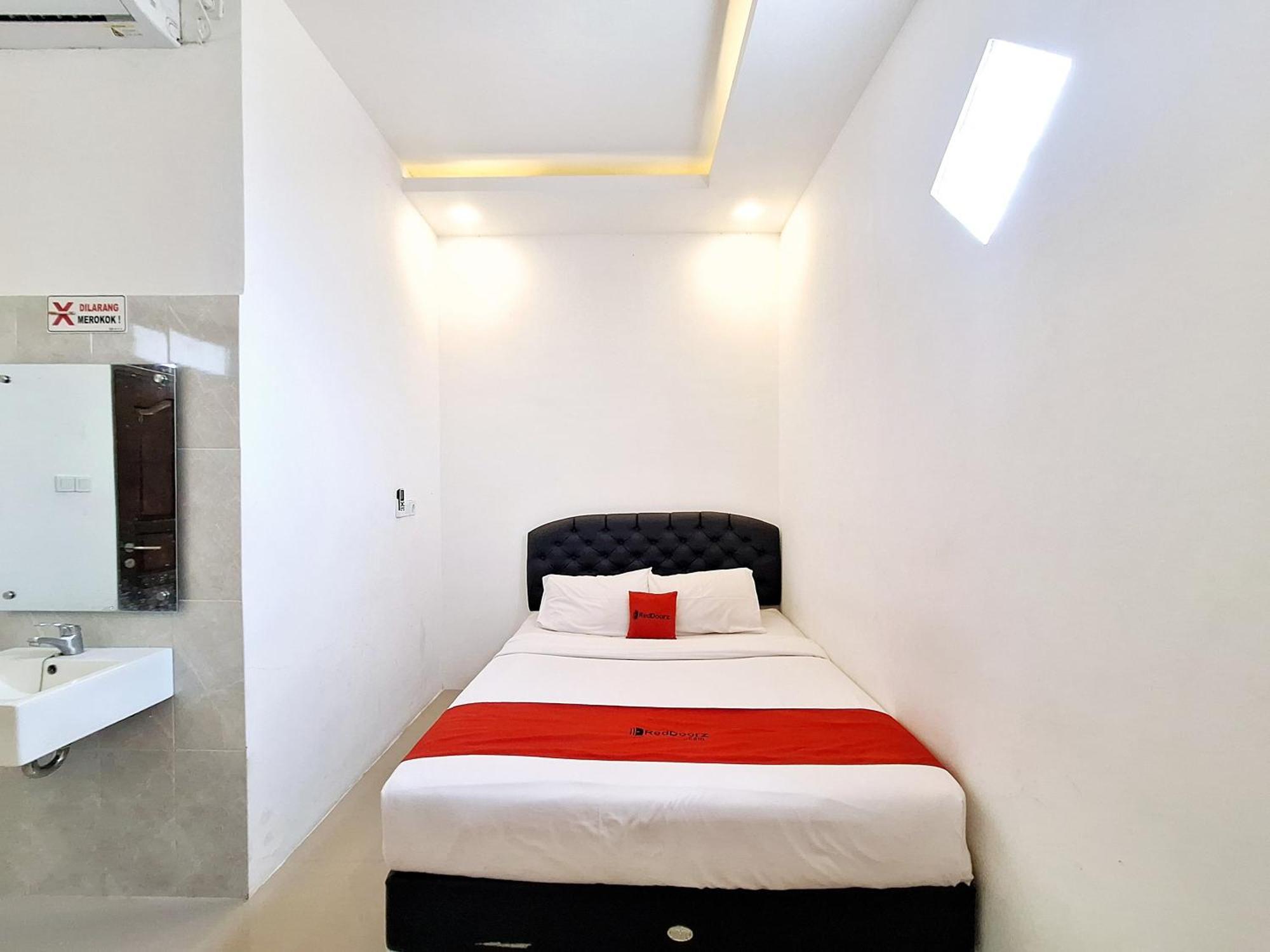 Reddoorz Near Stasiun Kediri Otel Kediri  Dış mekan fotoğraf